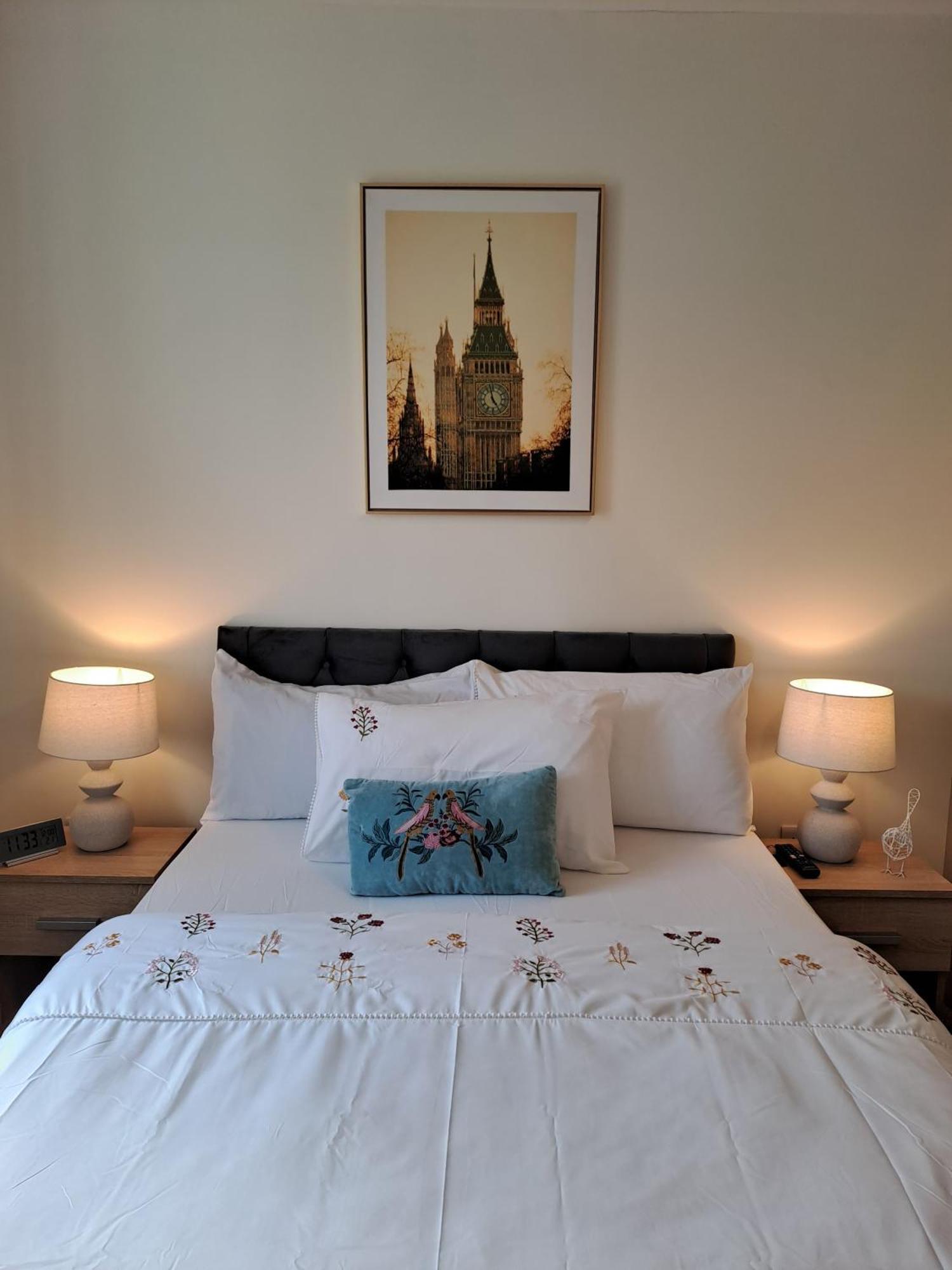 Cozy Bedroom In Lucan, Séjour chez l'habitant
