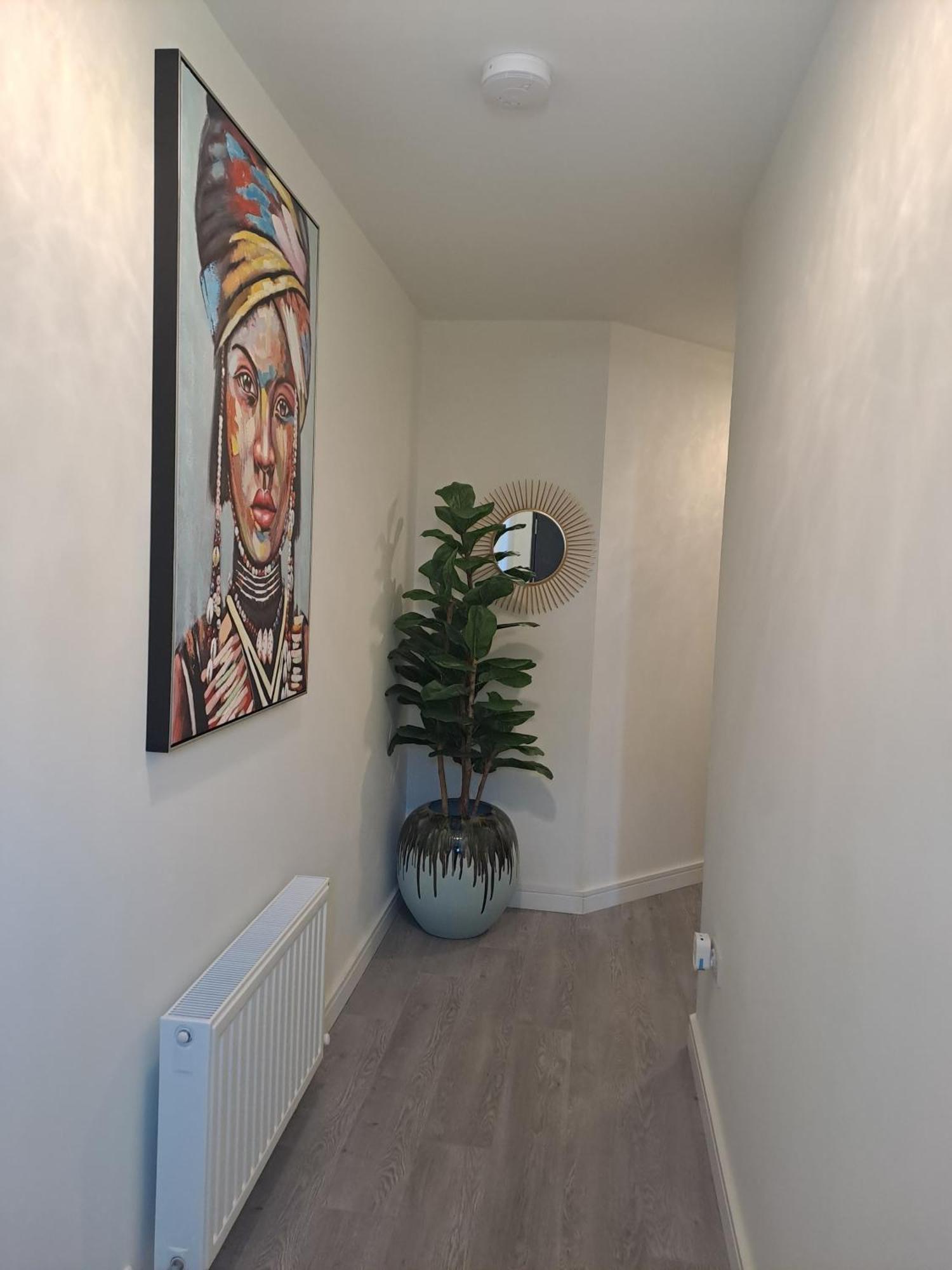 Cozy Bedroom In Lucan, Séjour chez l'habitant